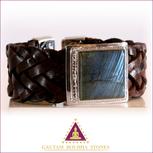 Bracelet en cuir marron. Une pierre carrée en labradorite 3cm X 3cm. Longueur 20cm